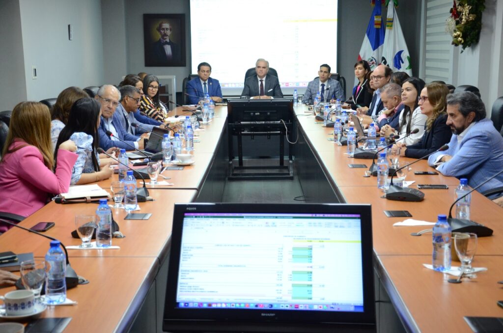 Reunión de la Comisión Especial encabezada por el ministro de Trabajo y presidente del CNSS, Luis Miguel De Camps; el ministro de Salud Pública, Daniel Rivera.