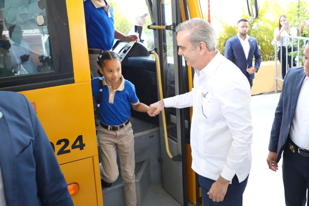 Presidente Abinader deja iniciado Sistema Nacional de Movilidad Escolar e inaugura escuela en La Victoria