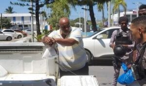 Ángel Manuel Varga fue capturado sacando a su hija a empujones y golpes de su centro educativo y despertó la indignación de la sociedad. Fuente externa.