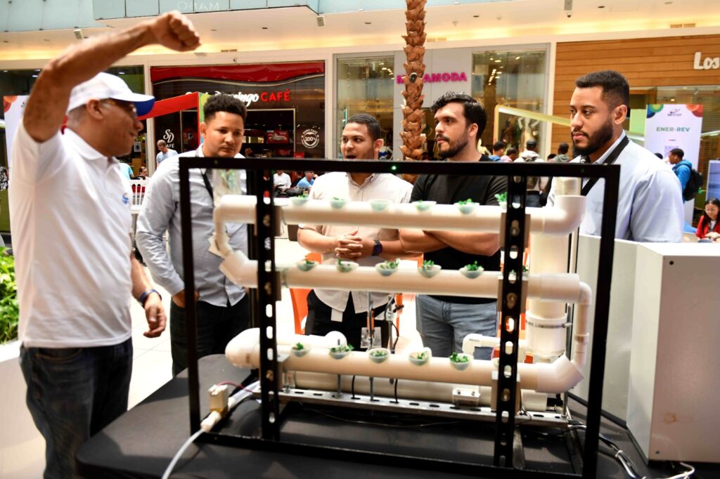 Proyectos premiados de INNOVATEP se exhiben en Dominicana Innova