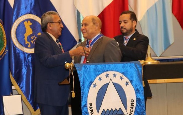 Parlacen reconoce al director general del INFOTEP con la Medalla al Mérito Centroamericano Roberto Carpio Nicolle 2