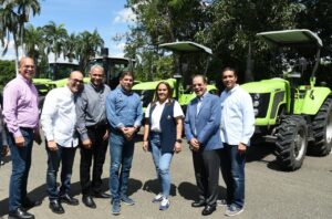 Agricultura entrega 20 kilómetros de caminos vecinales, 7 tractores y material de siembra en San Francisco de Macorís