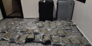 Atrapan mujer con 45 paquetes presumiblemente de marihuna y otras sustancias en el AILA