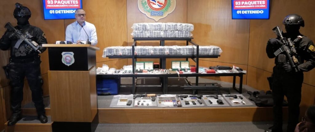 DESARTICULAN OTRA RED; INCAUTAN 93 PAQUETES, ARMAS, DINERO, PRENDAS Y VEHÍCULOS EN SPM