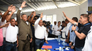 Miembros del Comité Central del PLD y otros dirigentes peledeistas en Tireo, Constanza, pasan al Frente Agropecuario del PRM