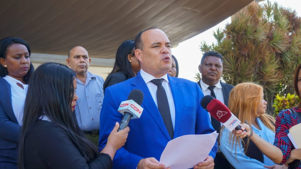 Miguel Surun Hernández Colegio de abogados interpone querella contra Hacienda y la DGII por concertar préstamos por 45 mil millones de pesos