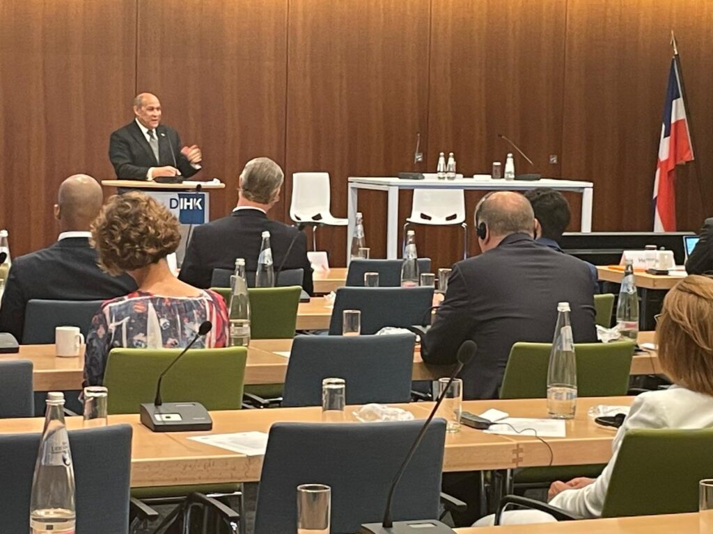 Santos Badía expuso ante un grupo de empresarios interesados en invertir en el país