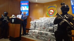 ATRAPAN OTRA LANCHA CON DOS VENEZOLANOS A BORDO Y 437 PAQUETES PRESUMIBLEMENTE COCAÍNA