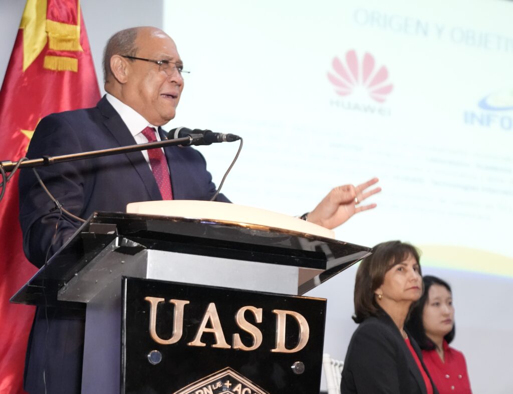 Profesor Rafael Santos Badía, expositor en el foro Las Relaciones Domínico-China Caminando Hacia la Prosperidad