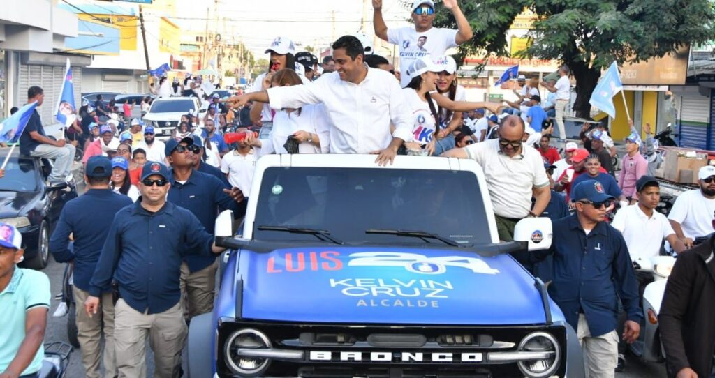 Kelvin Cruz encabeza multitudinaria caravana en La Vega.