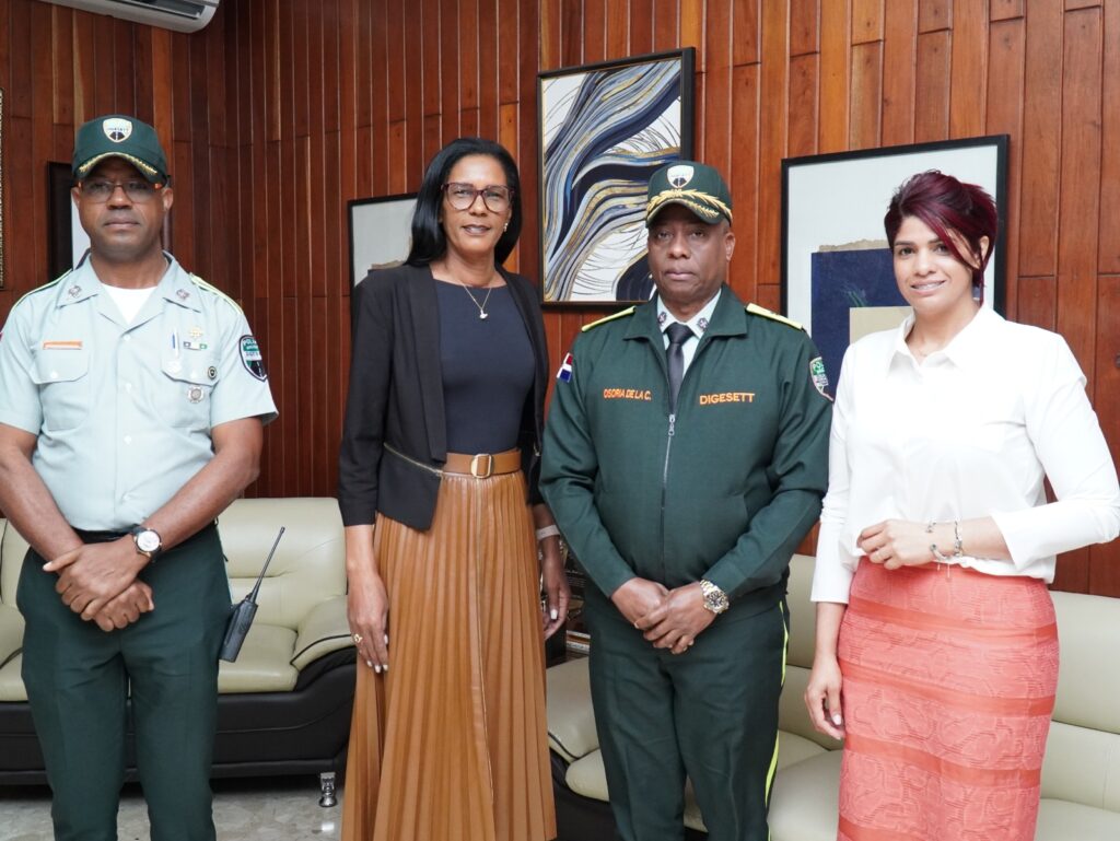 Director de la DIGESETT se traslada a Higüey y junto a la gobernadora entrega 150 cascos protectores a motociclistas