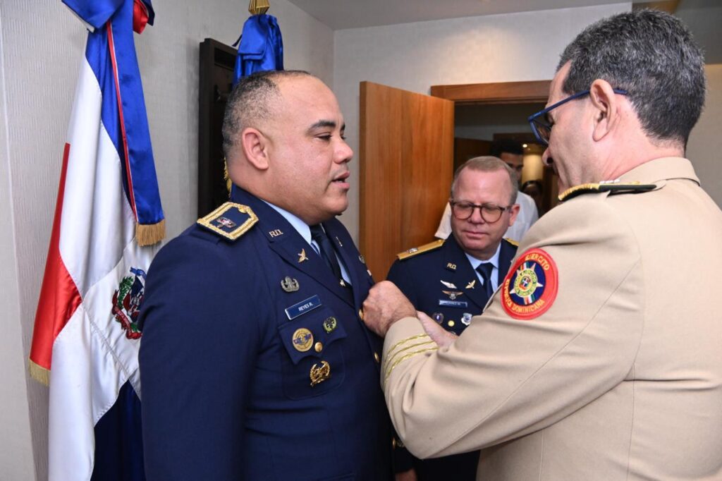 Ministro de Defensa impone condecoración y certificados a Oficiales Generales, Superiores y personalidades de la clase civil del CESAC