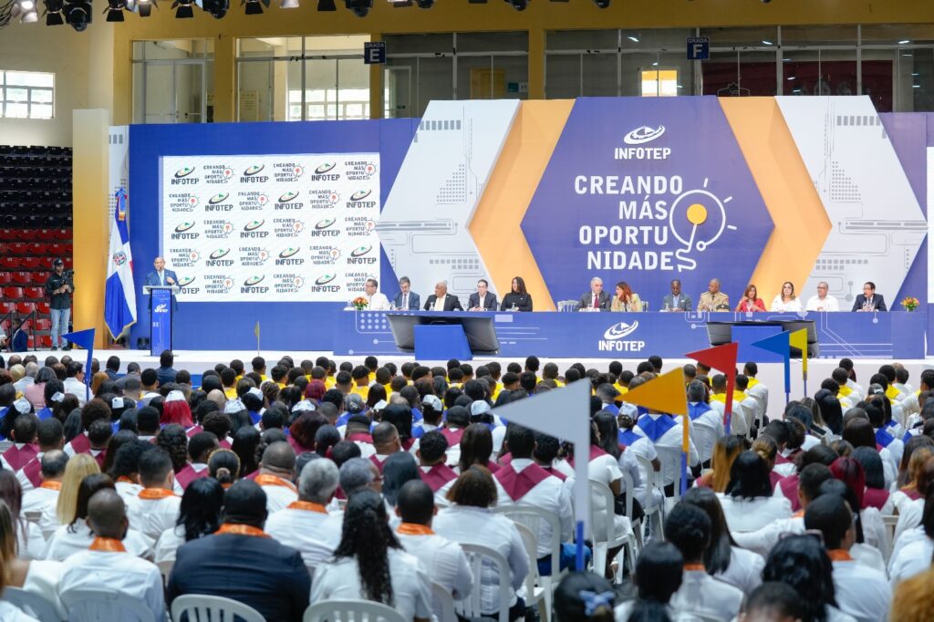 INFOTEP gradúa a 1,960 nuevos técnicos