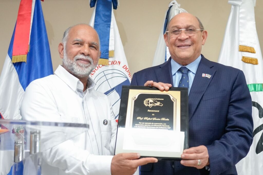 Rafael Hidalgo, presidente de la ADP entrega reconocimiento al profesor Rafael Santos Badía
