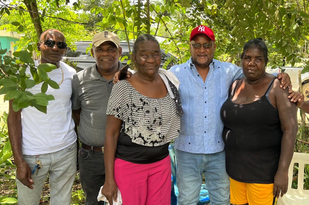 El diputado Jacobo Ramos con vecinos de Gautier, SPM