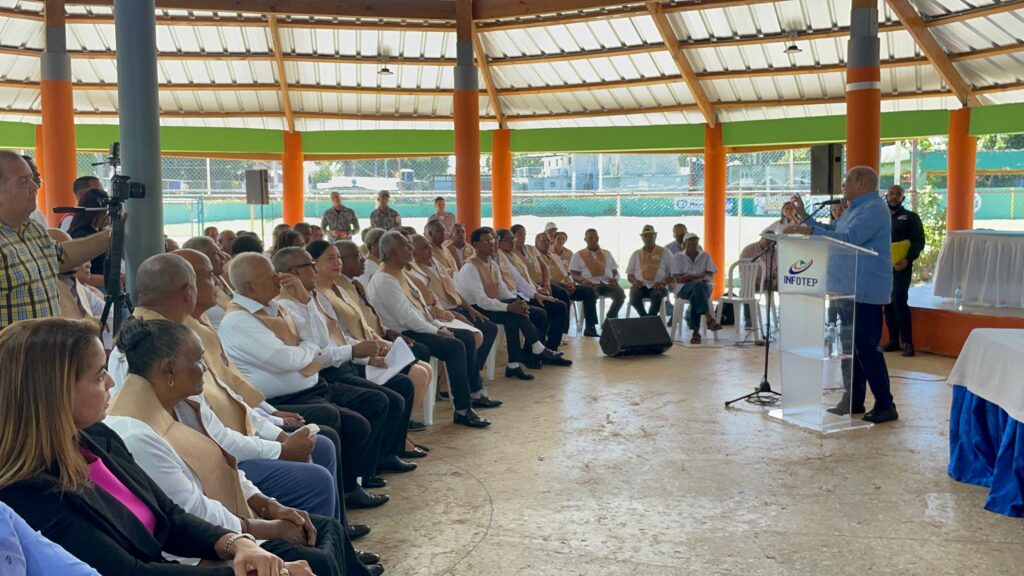 Rafael Santos Badía se dirige a los graduandos en Villa Montellano, Puerto Plata fueron capacitados por INFOTEP