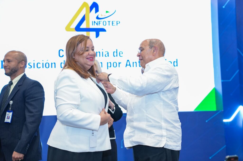 Santos Badía coloca boton por antiguedad a colaboradora INFOTEP