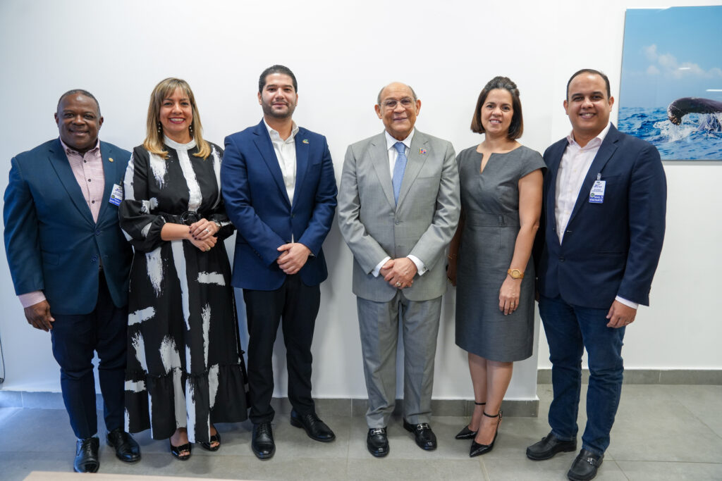 Rafael Santos Badía y Manuel Aníbal García Núñez al centro. a la izquierda Pelagio Perez Guzman y Mileika Brugal. a la derecha Victor Ramón Montás yJohanna Reyes