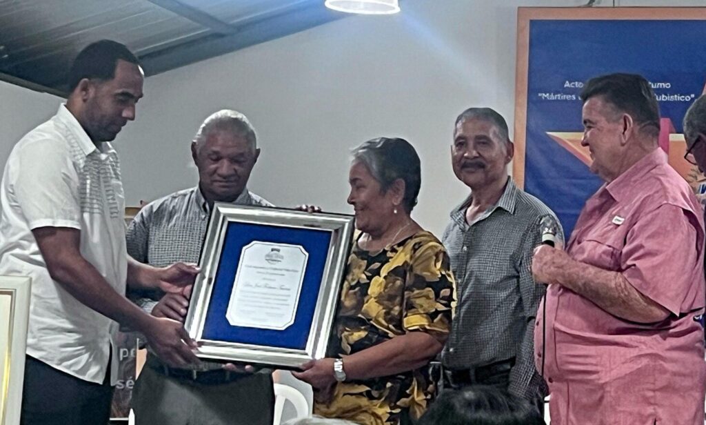 LA PROF. MILAGROS DIAZ RECIBE UNA PLACA DE RECONOCIMIENTO