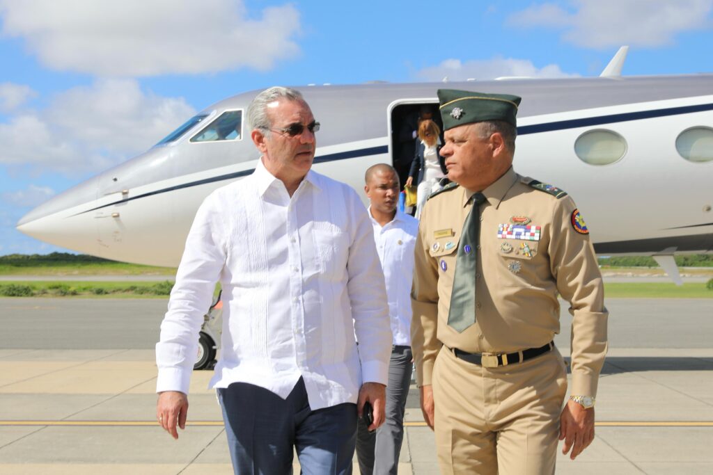 Presidente Abinader llega al país tras participar en la Cumbre Ejecutiva de la AAFA (2)