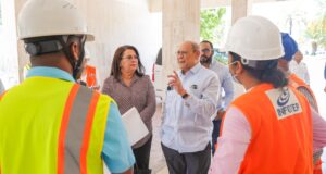 Rafael Santos Badía supervisa labores en la remodelacion de Hotel Guarocuya en Barahona