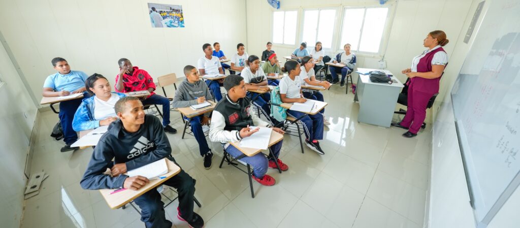 Estudiantes de Liceo Isidro Antonio Estévez en Blanco Arriba reciben docencia en Talleres Móviles del INFOTEP 2