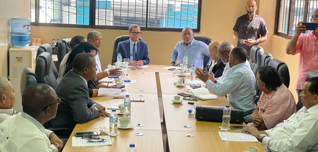 El ministro de Trabajo Eddy Olivares y Jacobo Ramos presidente de la CNTD y diputado durante encuentro en la organización sindical