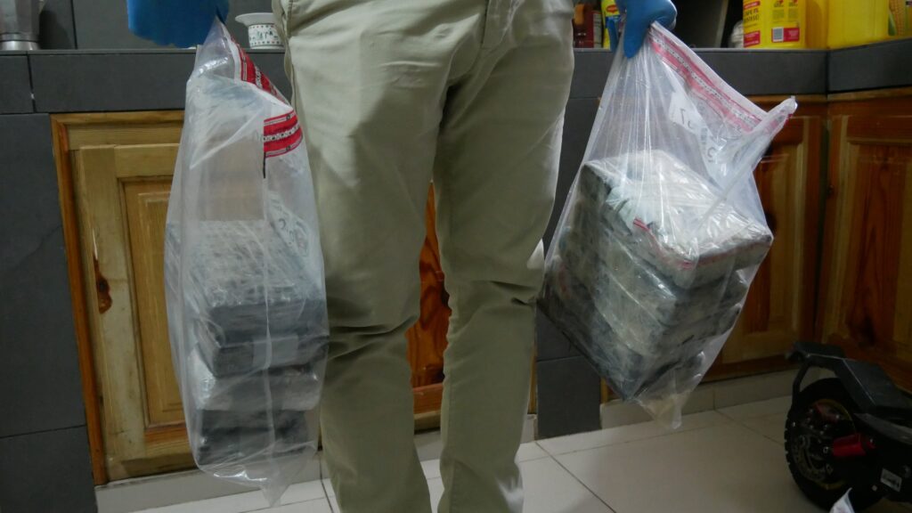 AUTORIDADES INTERVIENEN UNA EMBARCACIÓN CON 42 PAQUETES PRESUMIBLEMENTE COCAÍNA