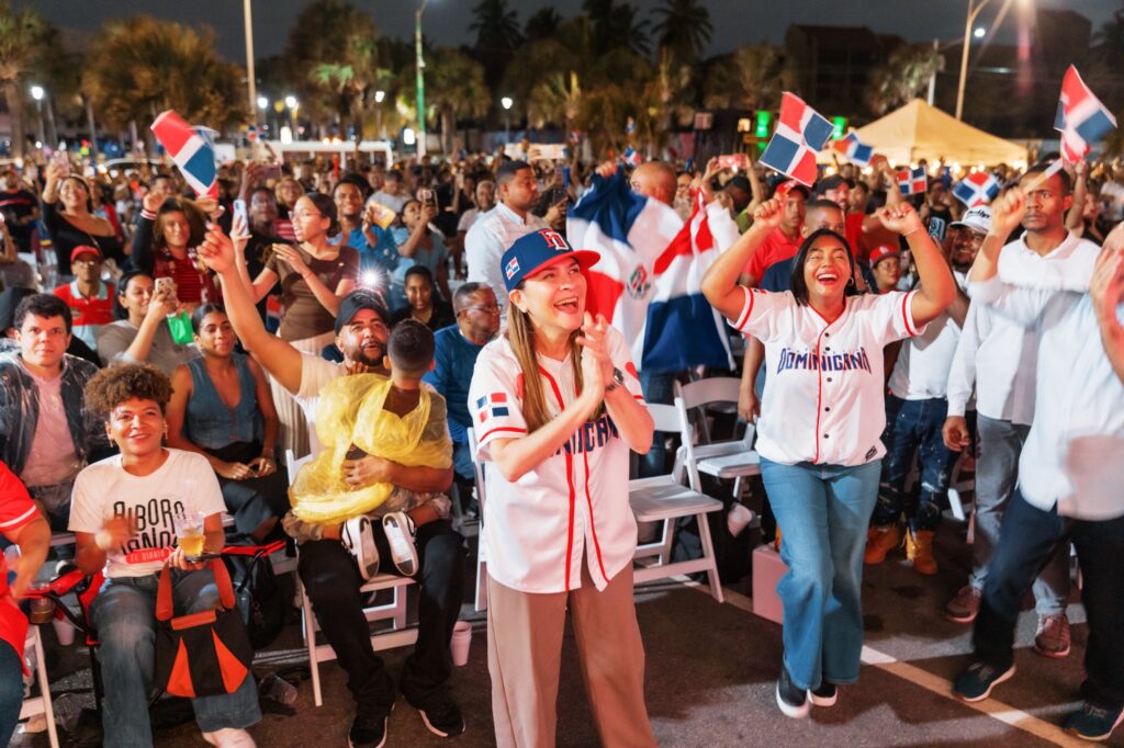 Carolina y Grupo de Medios Panorama proyectarán juego entre RD y EE. UU. este domingo en la Plaza Santo Domingo