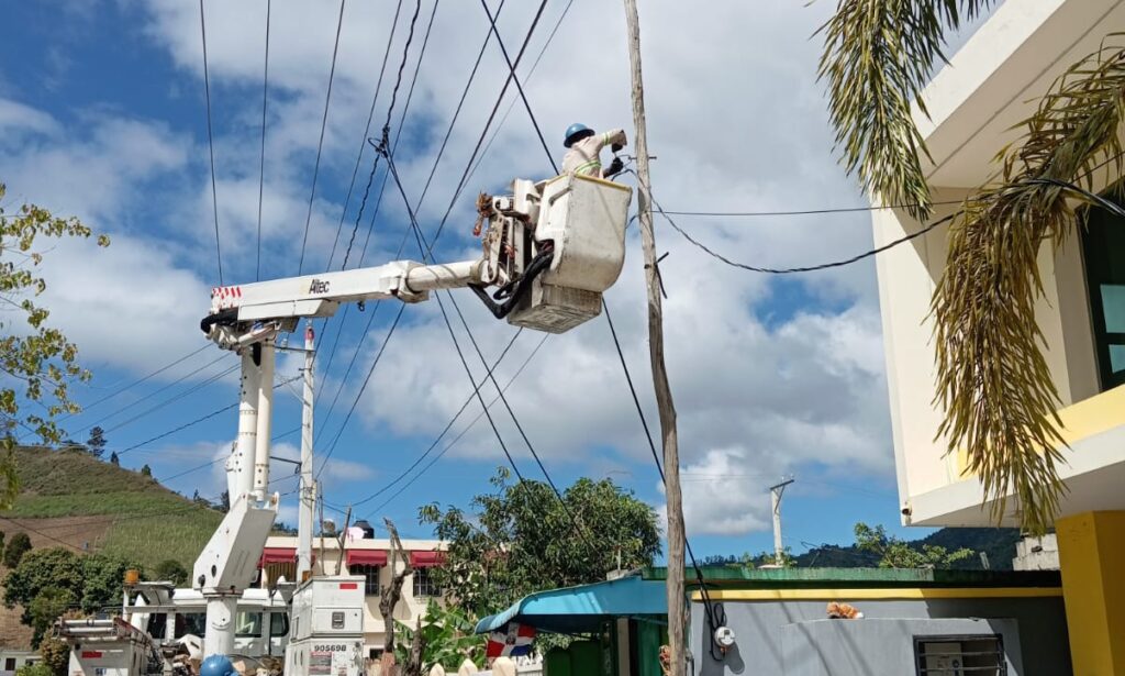 Edesur desarrolla amplio operativo de regularización en Nizao, San José de Ocoa