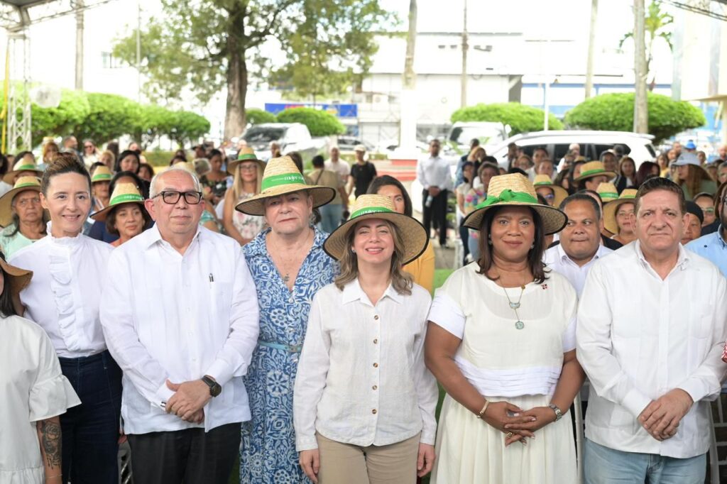 El administrador general del Banco Agrícola, Fernando Durán, y la ministra de la Mujer, Gloria Reyes, durante el acto de Mujer Rural.