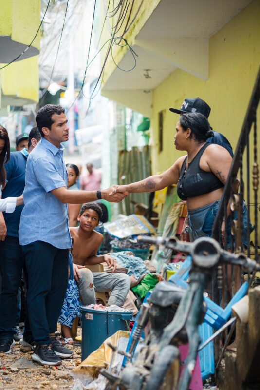 Omar Fernández asiste afectados por lluvias