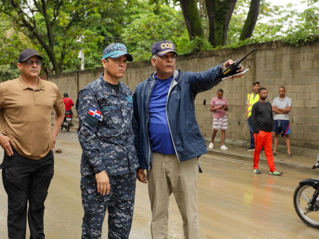 Policía Nacional refuerza medidas preventivas ante intensas lluvias provocadas por vaguada; personal administrativo se integra a labores de apoyo