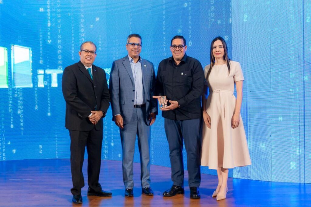 Reyson Lizardo, director de Transformación Digital Gubernamental y Elupina Almonte, Encargada del Departamento de Normas y Estándares.