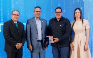 Reyson Lizardo, director de Transformación Digital Gubernamental y Elupina Almonte, Encargada del Departamento de Normas y Estándares.