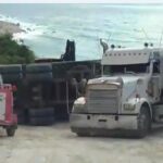 Tránsito varado de Barahona a Pedernales por volcadura de patana en El Derrumbao