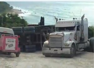 Tránsito varado de Barahona a Pedernales por volcadura de patana en El Derrumbao
