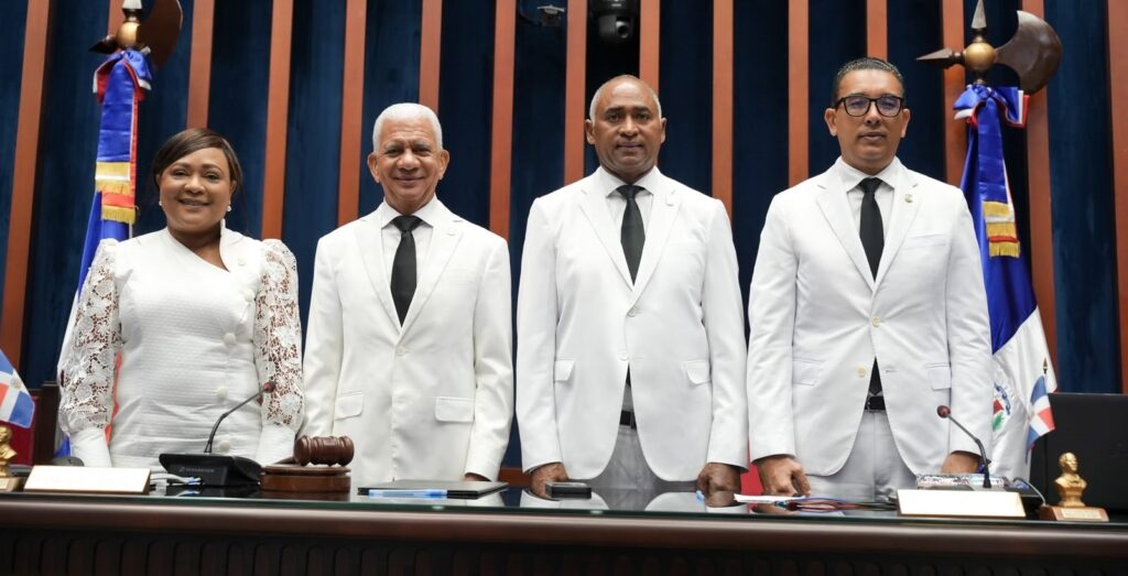 Julito Fulcar asume la Vicepresidencia del Senado y coloca a Peravia en la dirección de la Cámara Alta