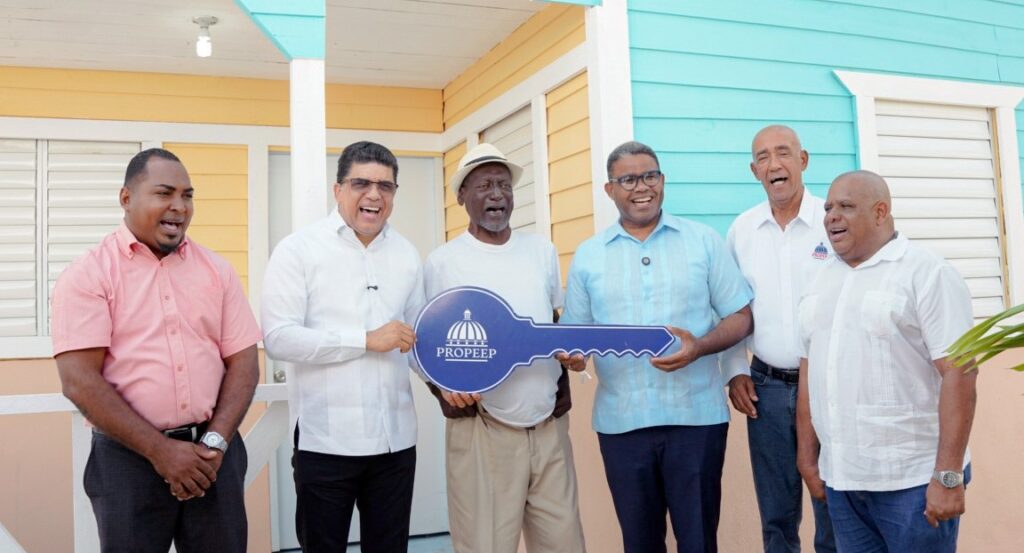 Propeep entrega casa nueva y equipada a hombre que vivía de forma precarias en El Tamarindo II de SDE