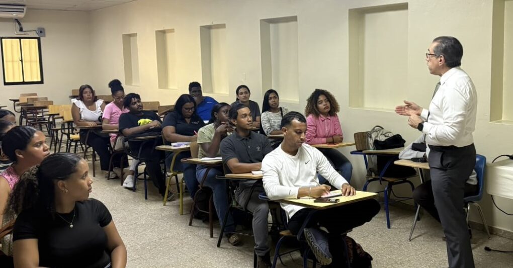 Rector Jorge Asjana David reafirma su compromiso con la docencia universitaria