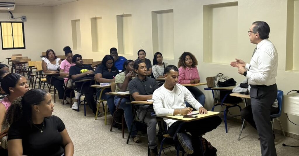 Rector Jorge Asjana David reafirma su compromiso con la docencia universitaria