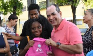 Regidor Yovany Moya respalda a familias de la Circunscripción 1 con entrega de útiles escolares